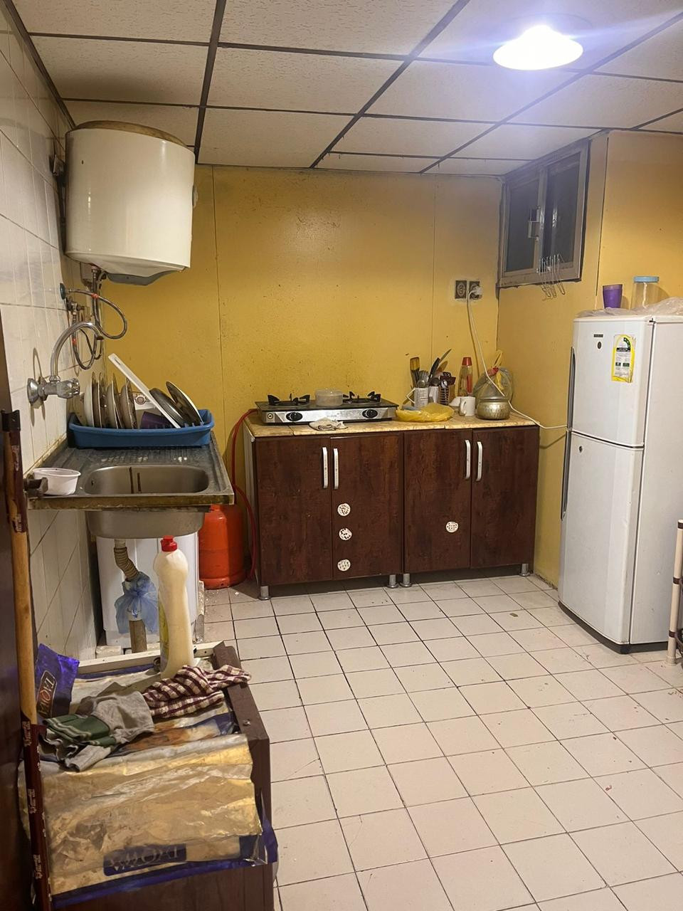 In 2BHK flat one Single room is for rent