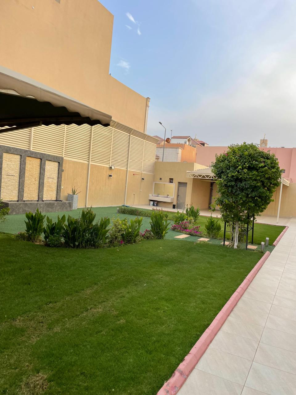 تصميم و تنفيذ لاندسكيب منزلي فاخر في الرياض