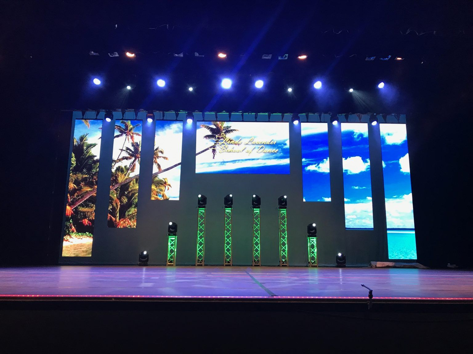 📢  تجهيز المسارح والقاعات