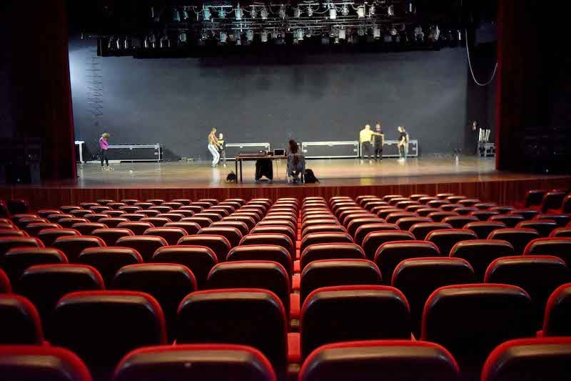 📢  تجهيز المسارح والقاعات