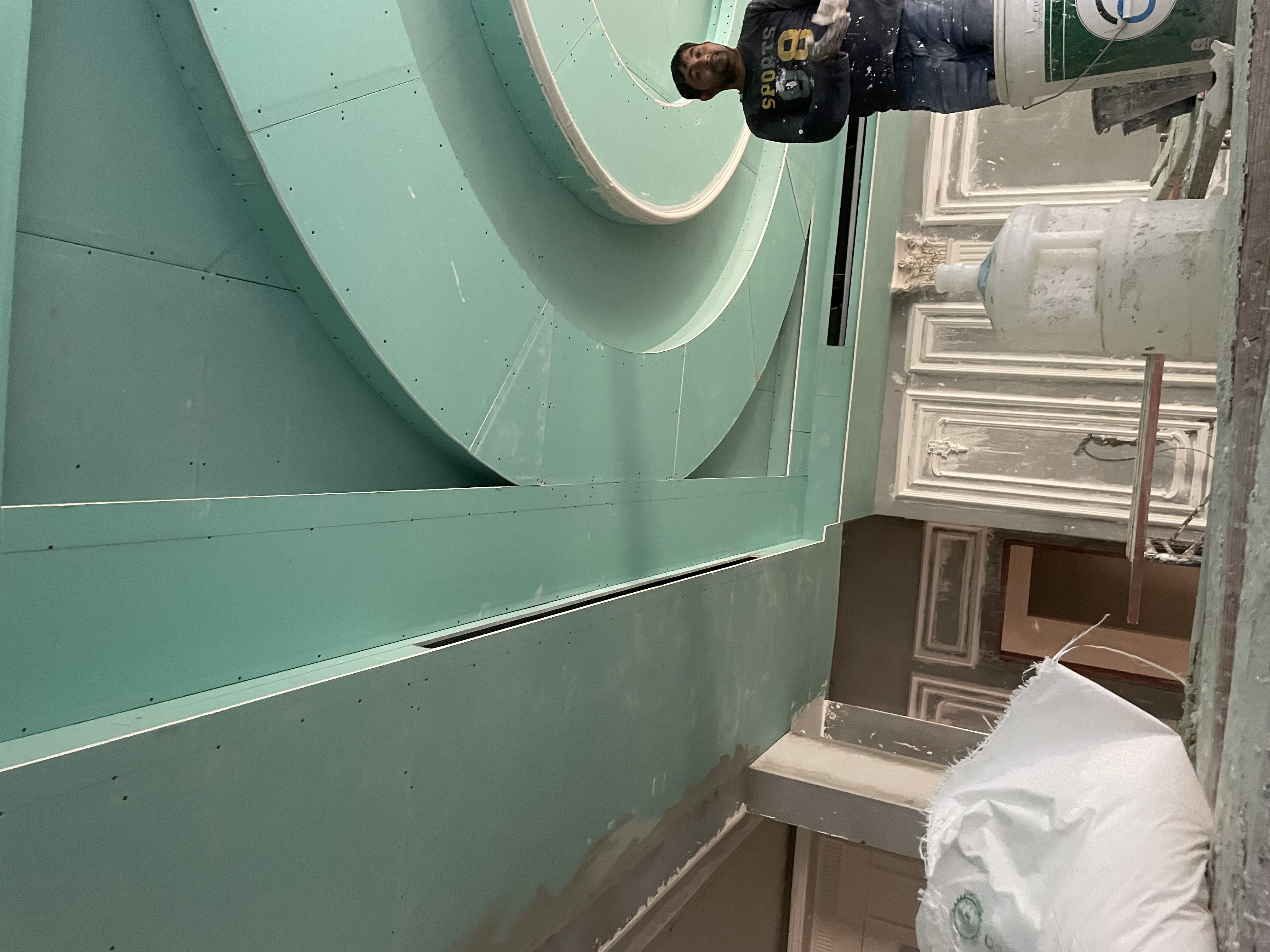 تشطيب اسقف و جدران جبس عادي و فرنسي و جبس بورد اخضر و احمر شامل التصميم المجاني