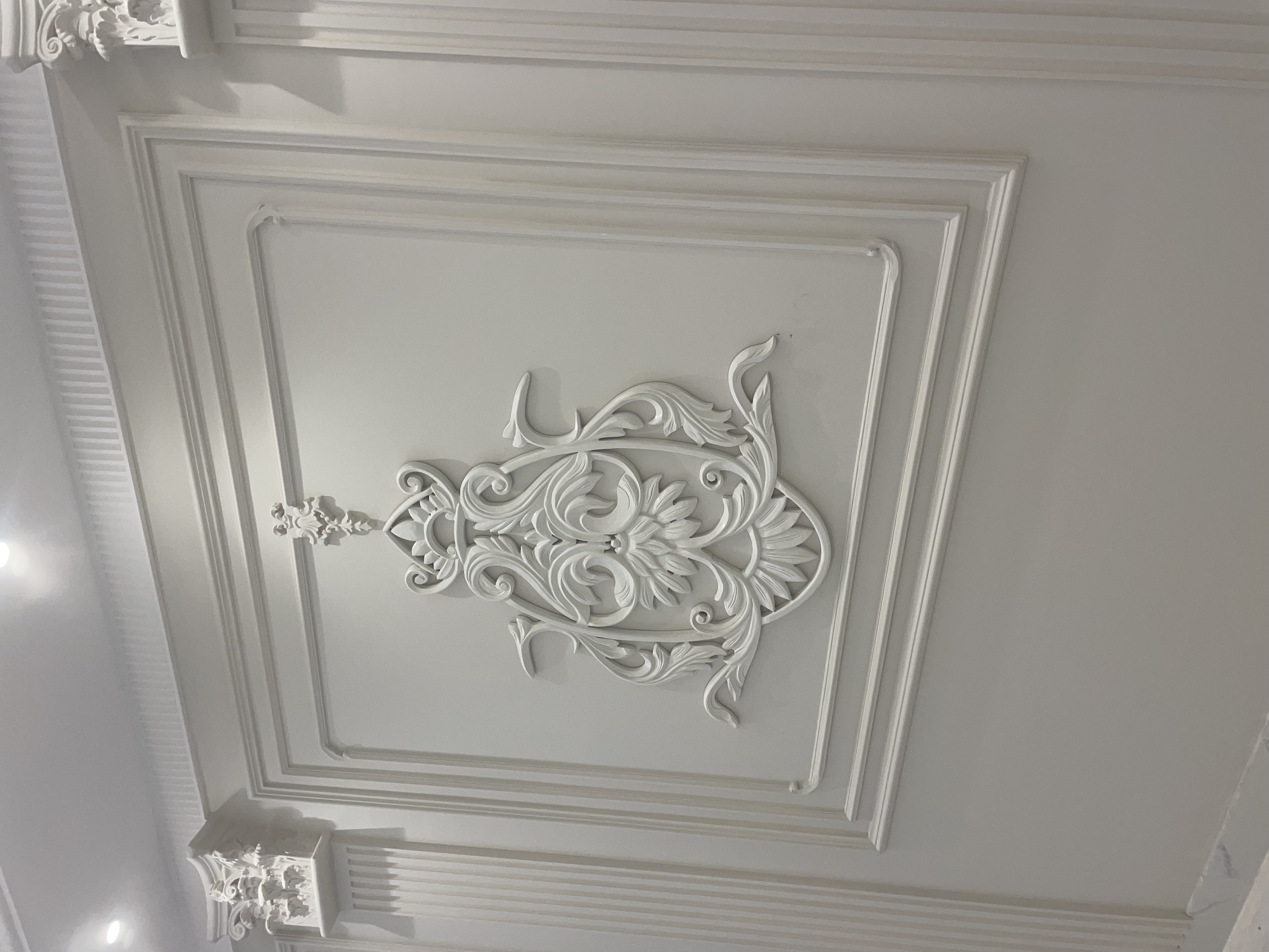 تشطيب اسقف و جدران جبس عادي و فرنسي و جبس بورد اخضر و احمر شامل التصميم المجاني