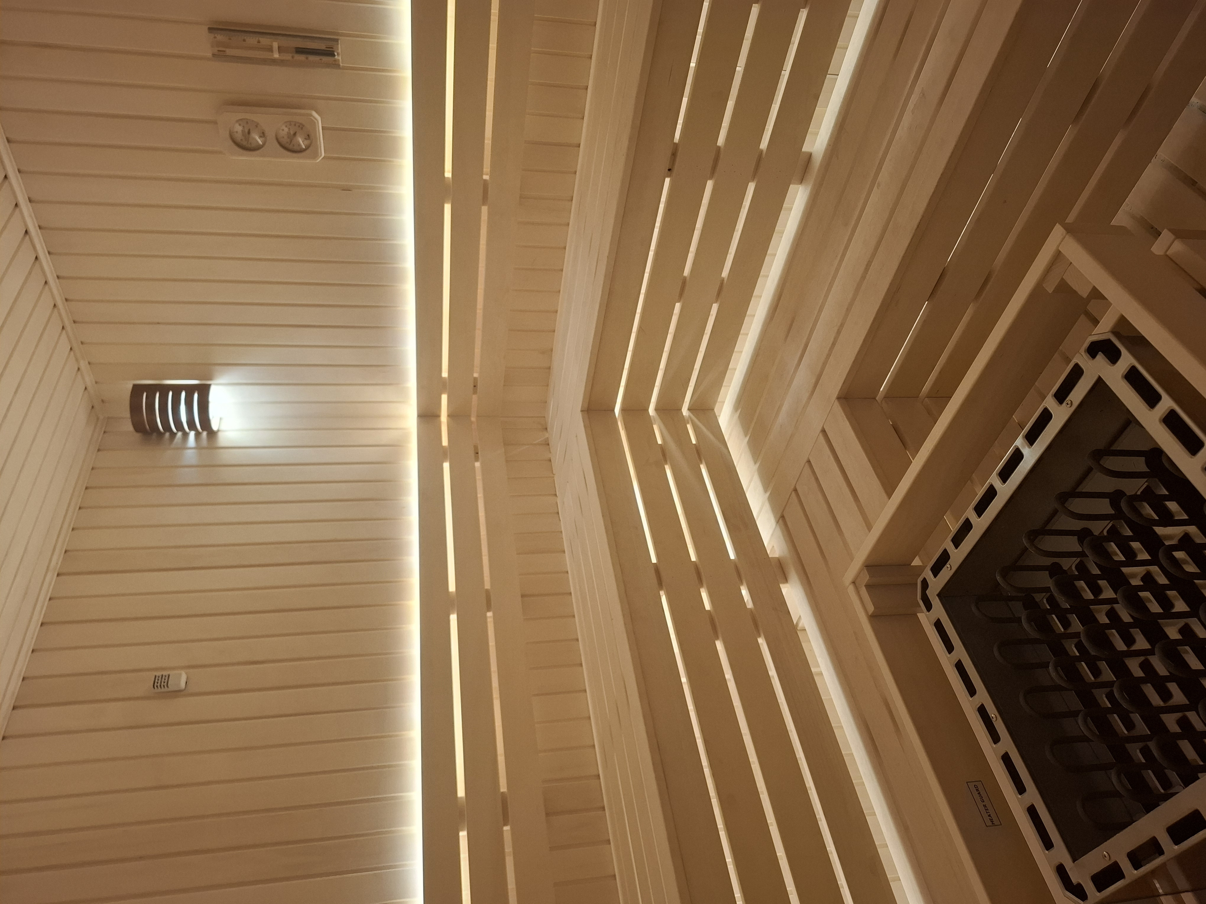 تصميم غرفة ساونا منزلية فاخرة مع كروزا للمسابح بالرياض