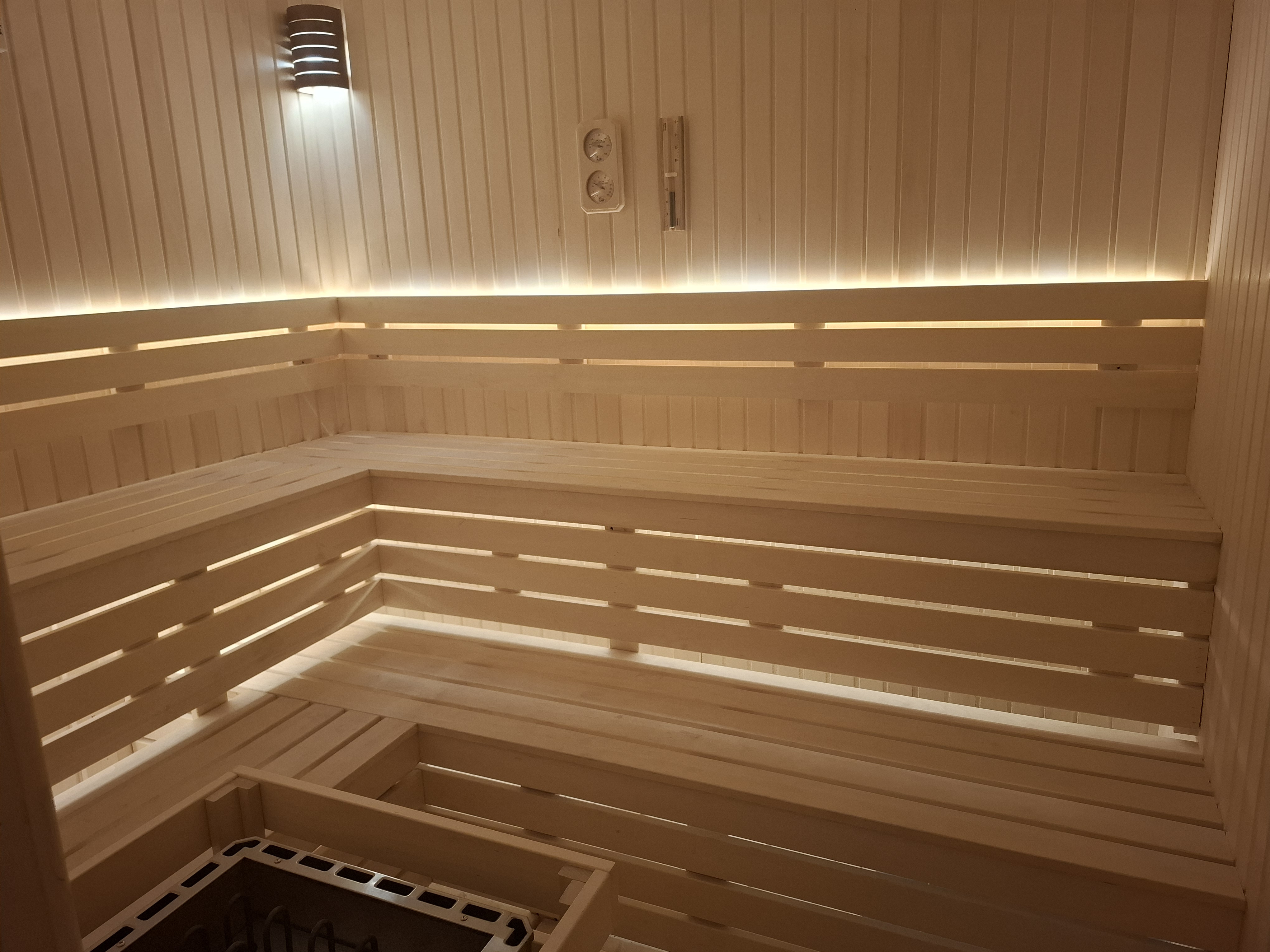 تصميم غرفة ساونا منزلية فاخرة مع كروزا للمسابح بالرياض