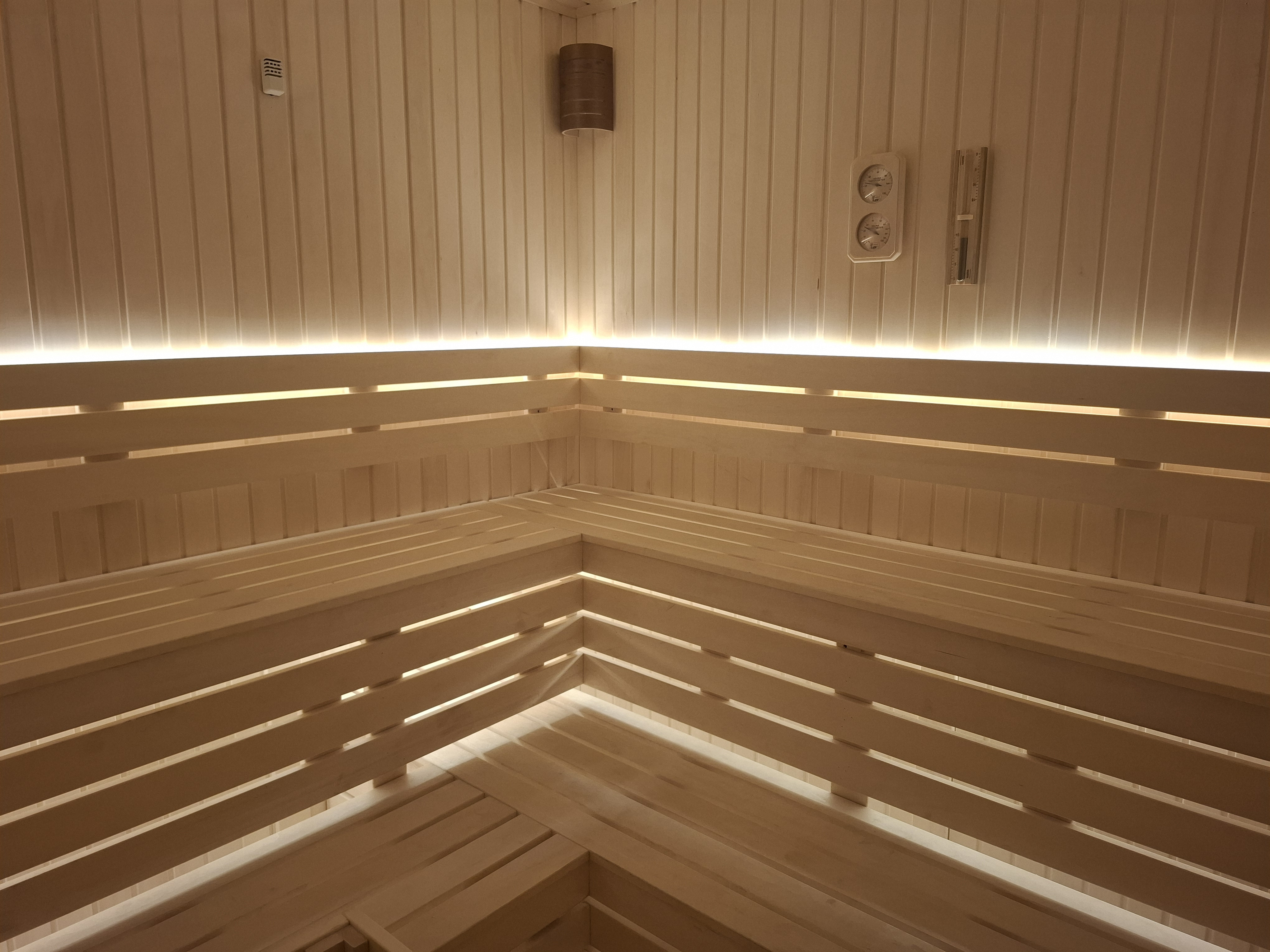 تصميم غرفة ساونا منزلية فاخرة مع كروزا للمسابح بالرياض