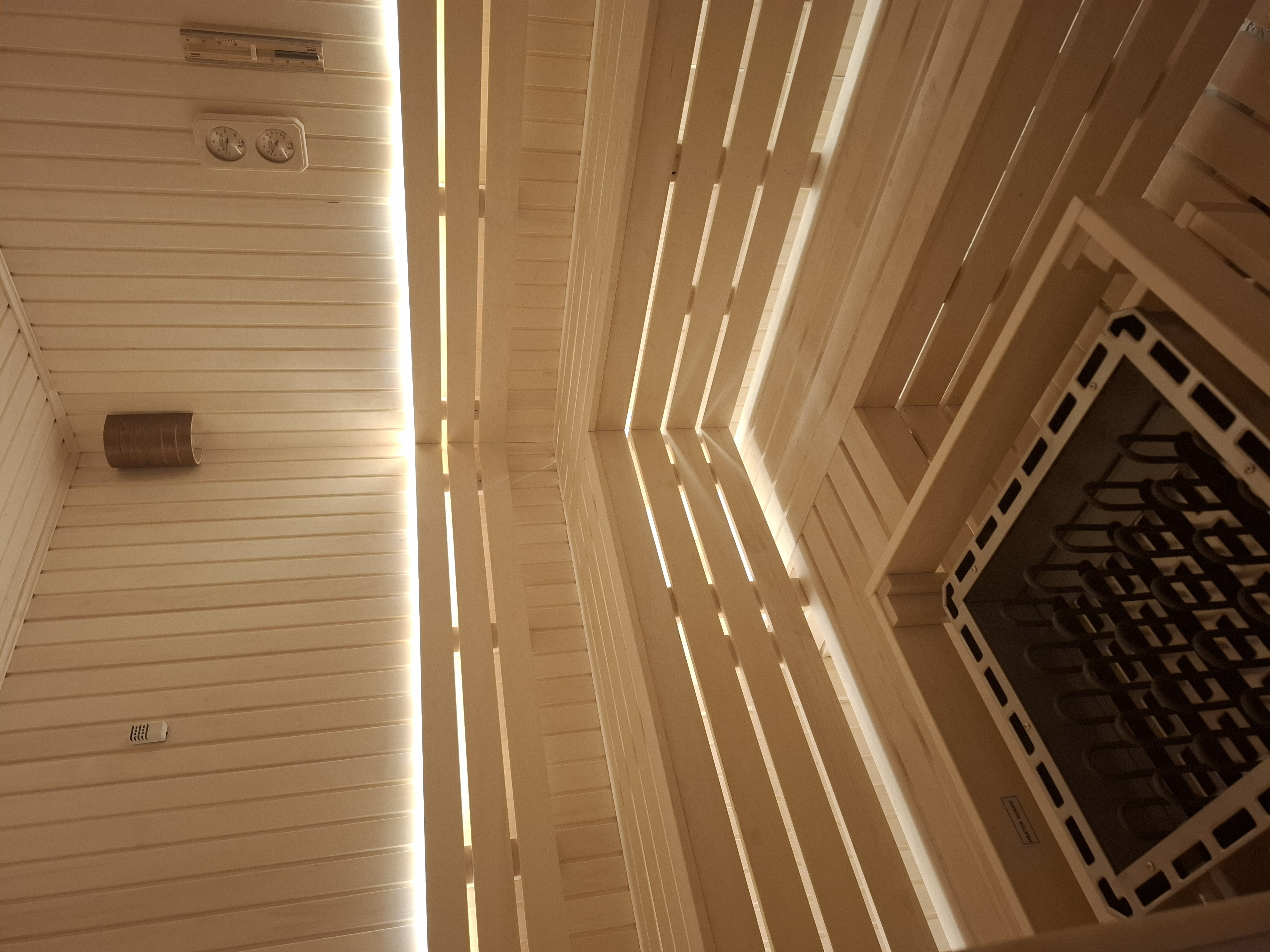 تصميم غرفة ساونا منزلية فاخرة مع كروزا للمسابح بالرياض