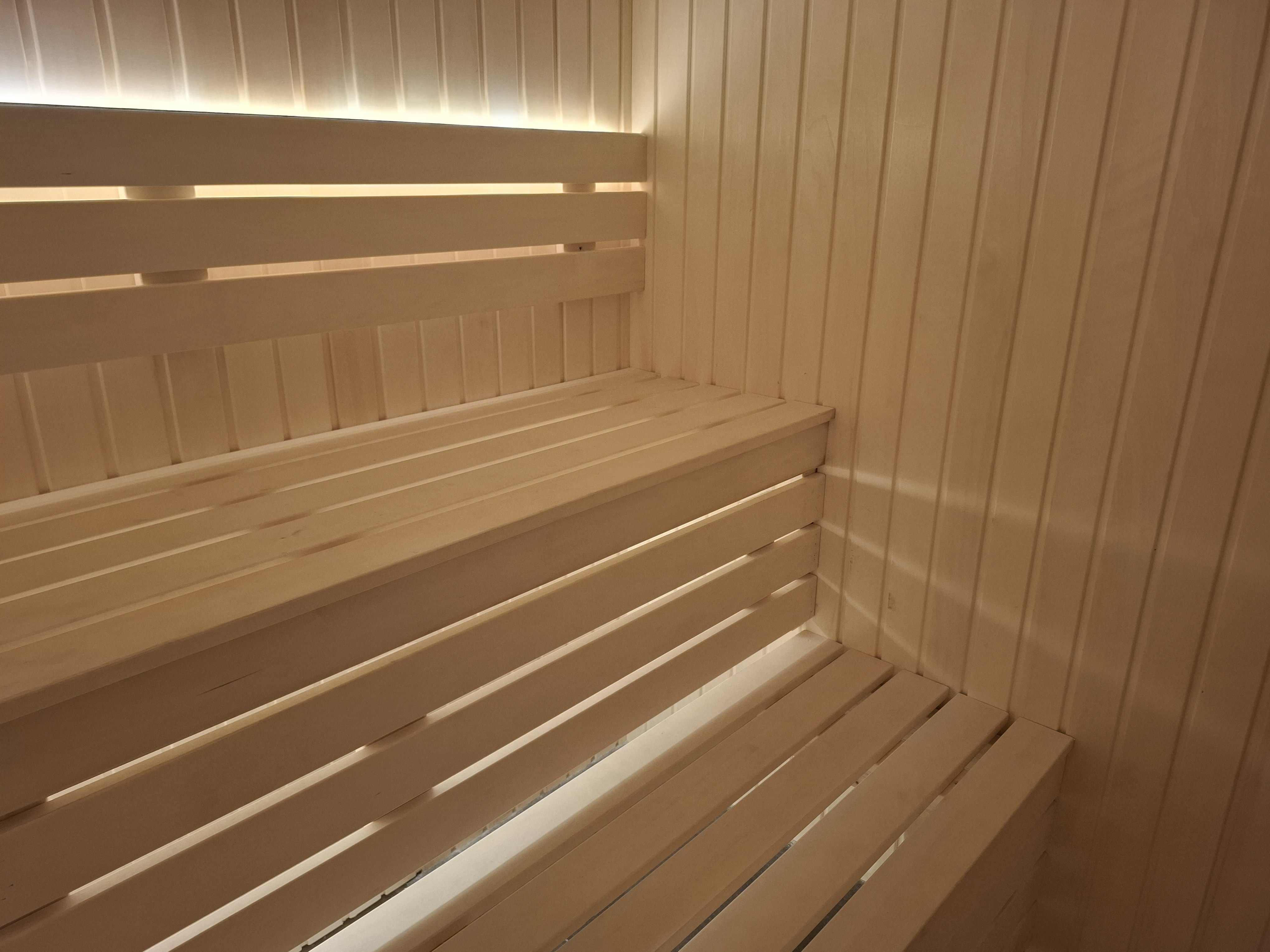 تصميم غرفة ساونا منزلية فاخرة مع كروزا للمسابح بالرياض