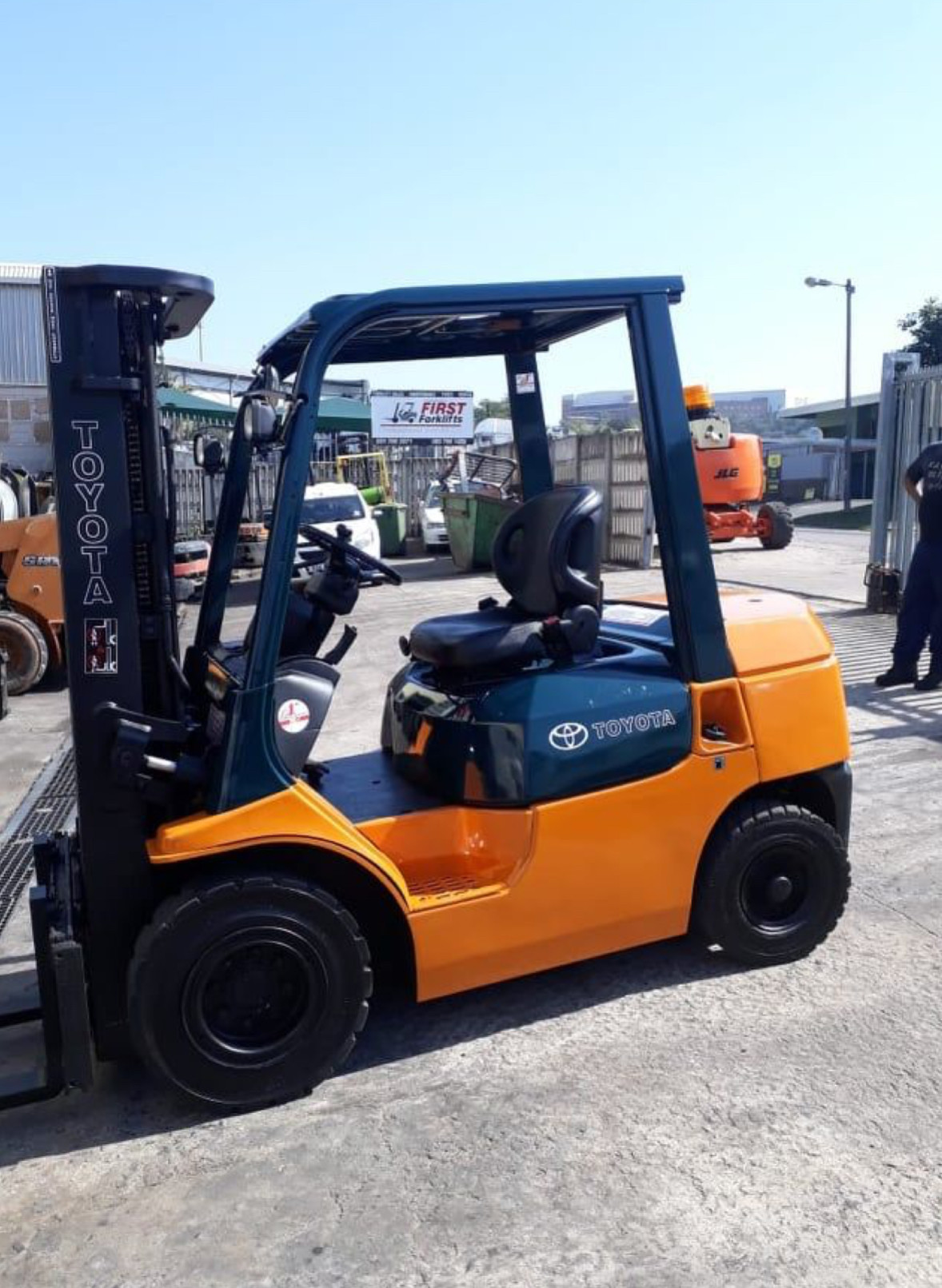 رافعات شوكيه للايجار