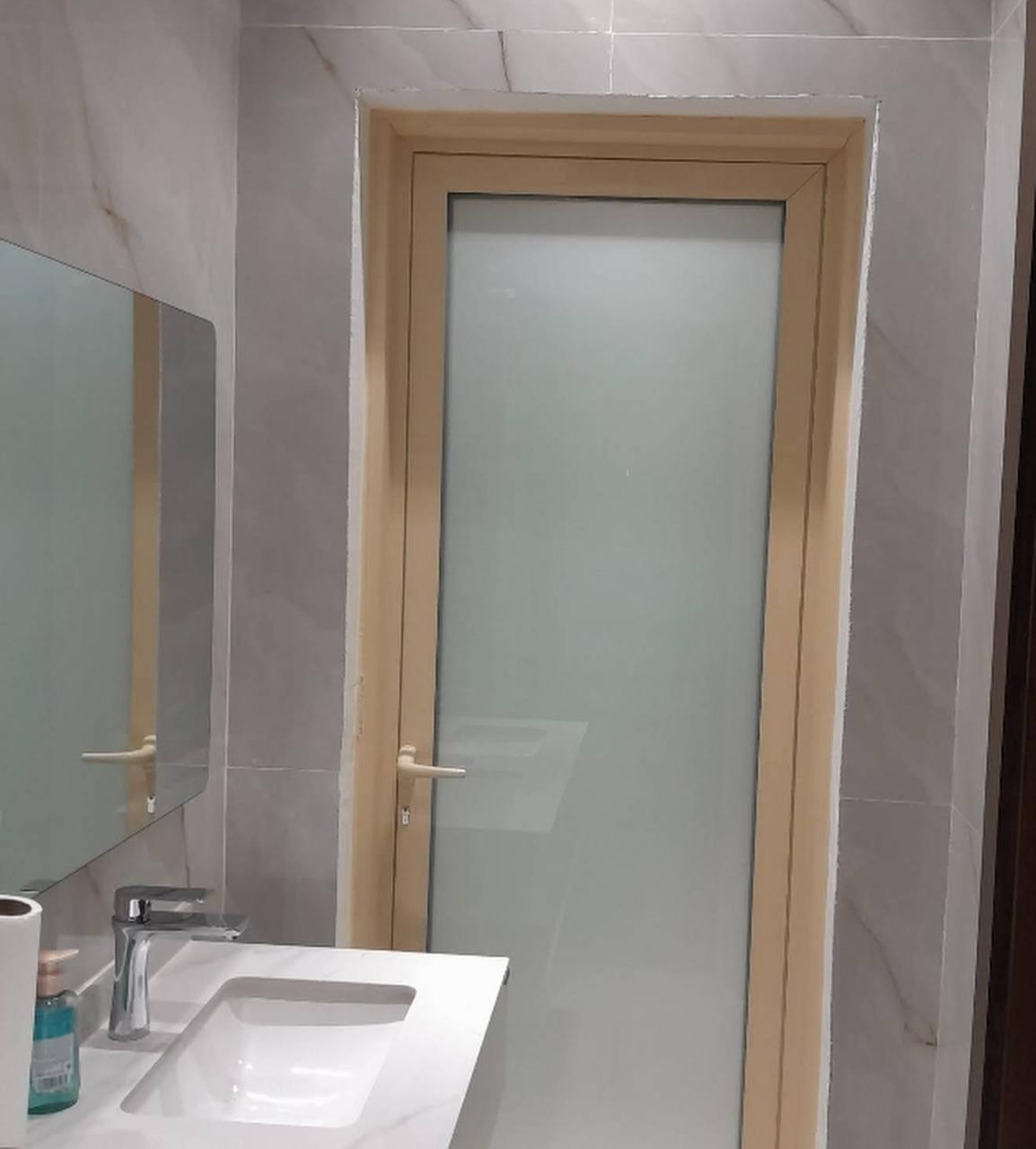 فني المنيوم تفصيل وصيانه جميع اعمال الالمنيوم