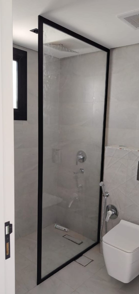 فني المنيوم تفصيل وصيانه جميع اعمال الالمنيوم