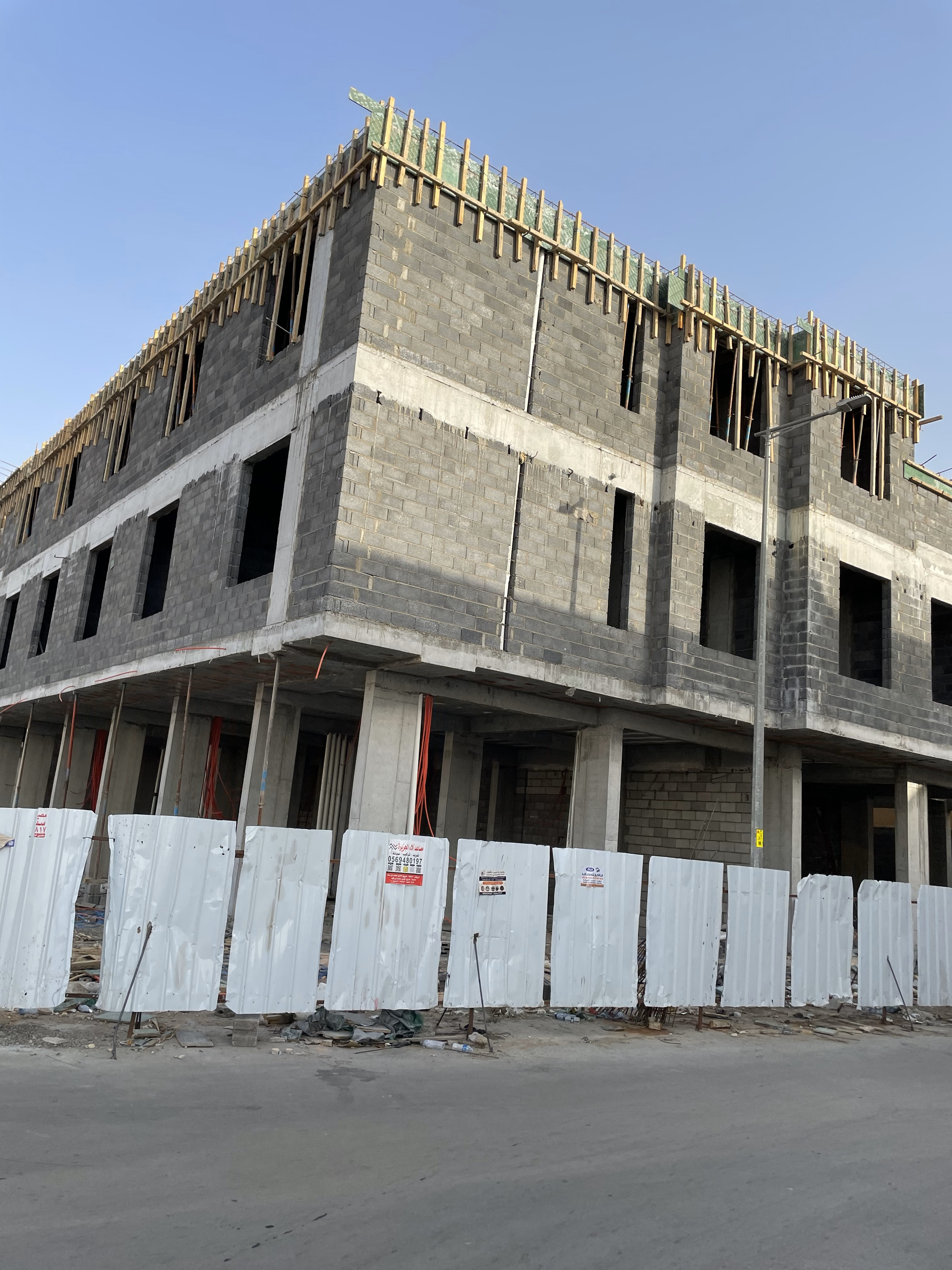تصميم واجهة شقق مخدومة حجر وجه الجبل في الرياض