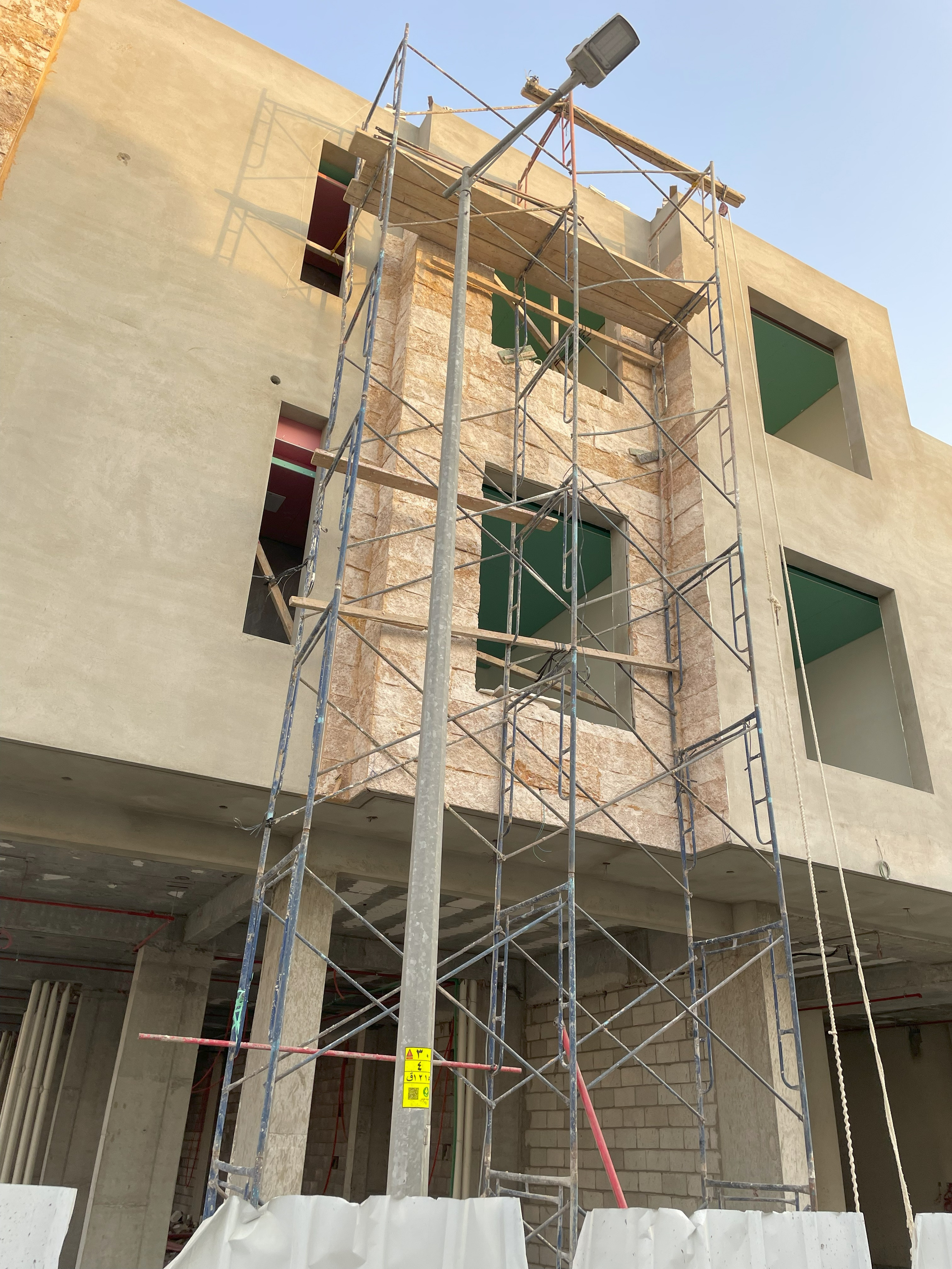 تصميم واجهة شقق مخدومة حجر وجه الجبل في الرياض