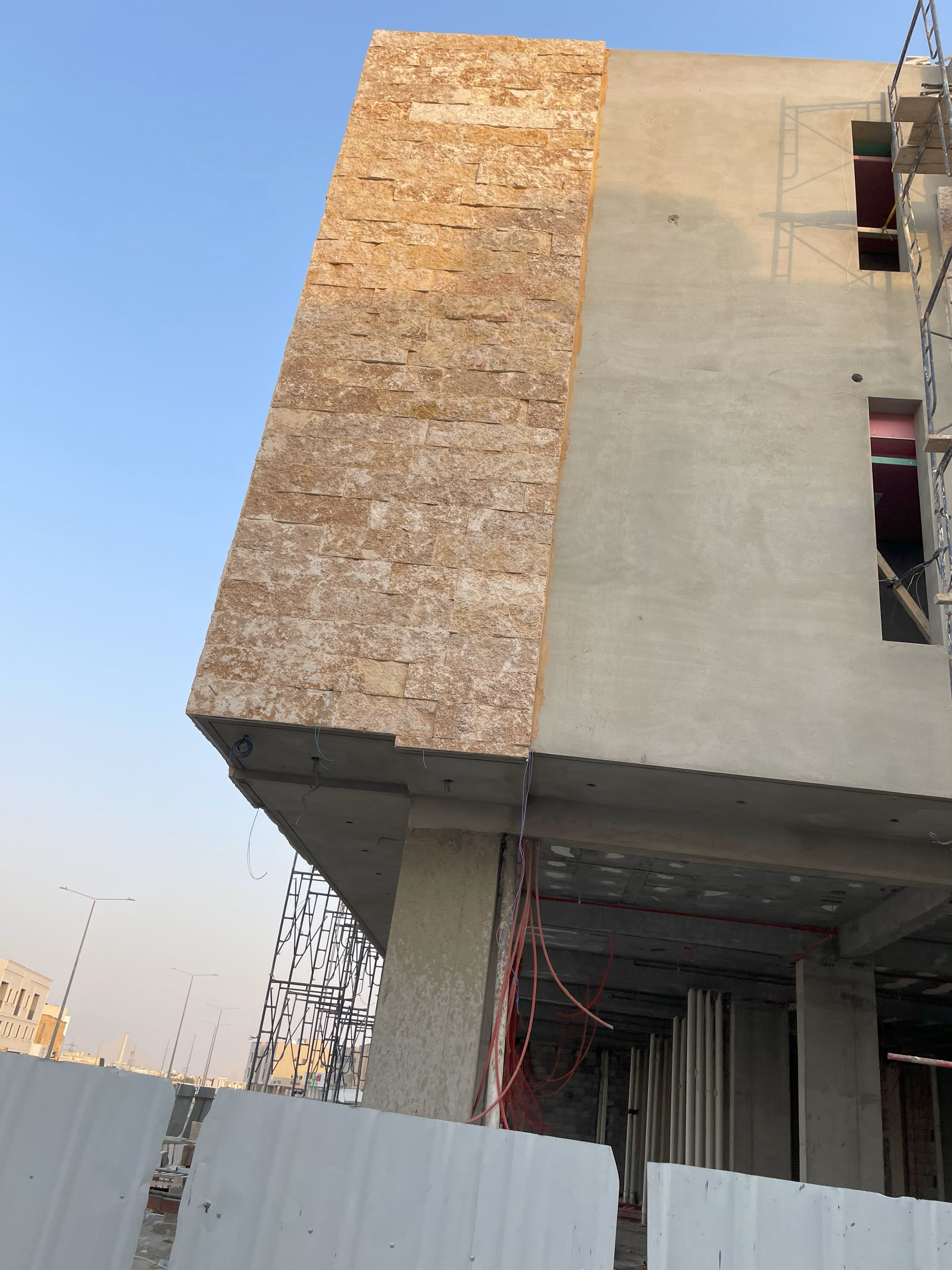 تصميم واجهة شقق مخدومة حجر وجه الجبل في الرياض