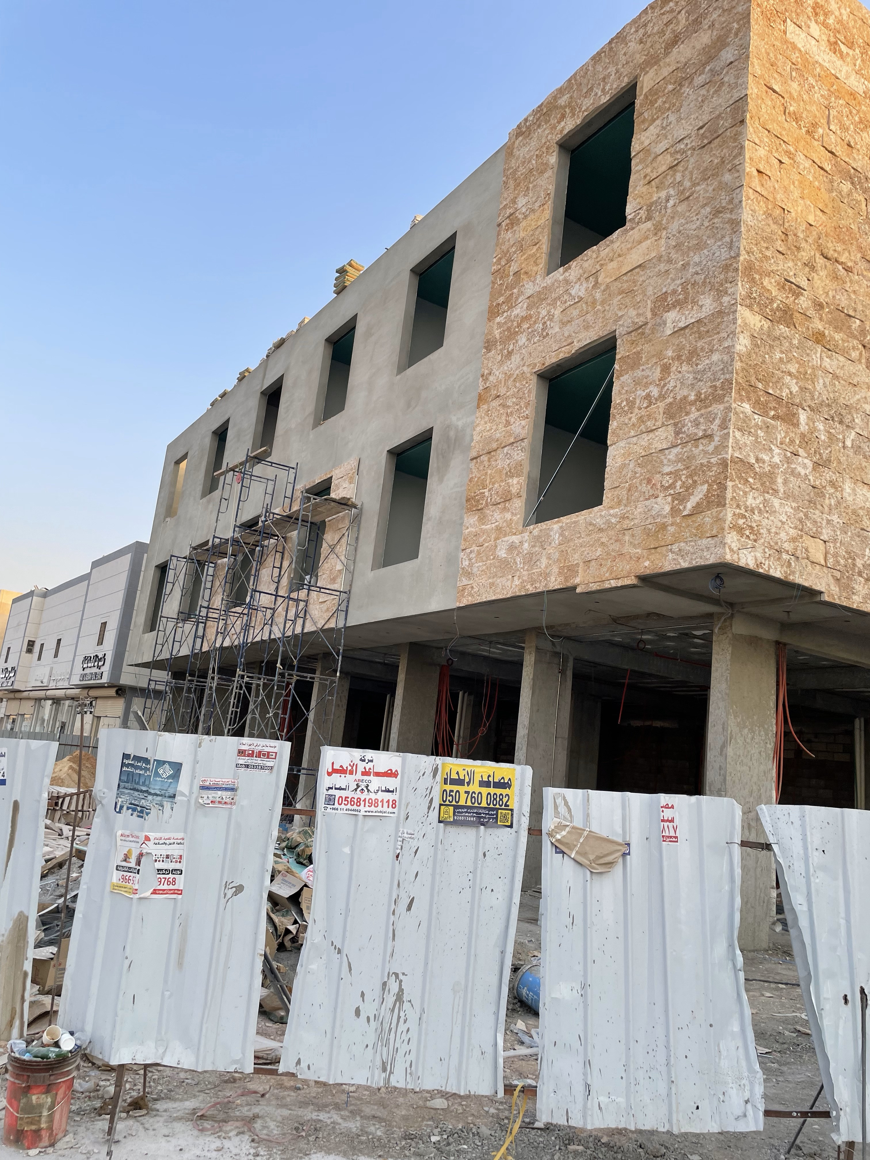 تصميم واجهة شقق مخدومة حجر وجه الجبل في الرياض