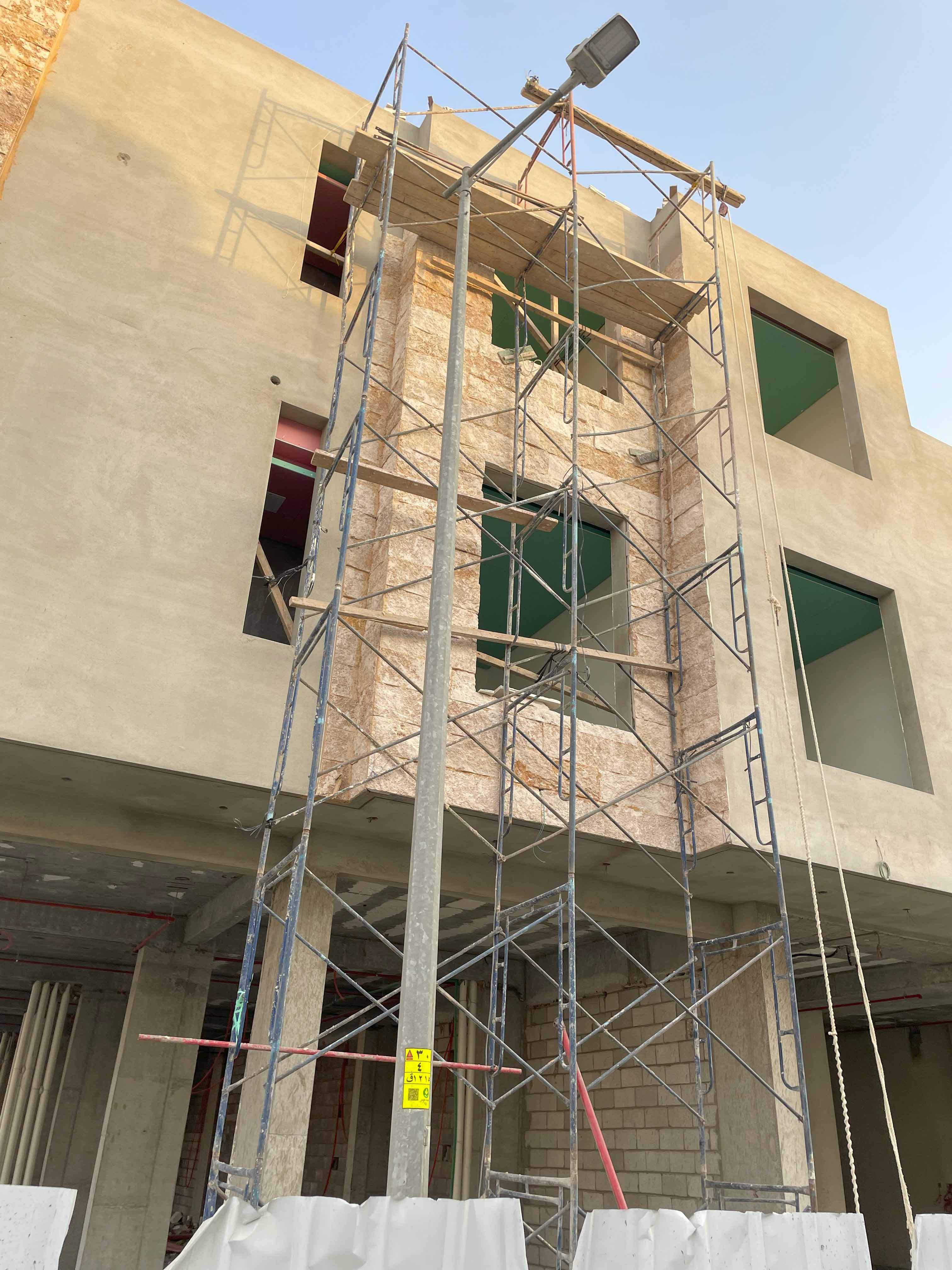 تشطيب واجهات حجر وجه الجبل و حجر الرياض و رخام ترفنتينو شامل تصميم و إشراف مجلني بالرياض0531226345
