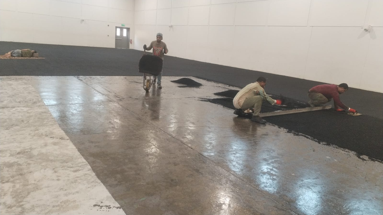 توريد مواد وتركيب ملاعب عشب صناعي وارضيات مطاطيه وملاعب اكريليك بأفضل الأسعار