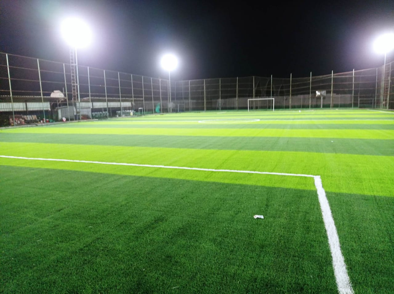 توريد مواد وتركيب ملاعب عشب صناعي وارضيات مطاطيه وملاعب اكريليك بأفضل الأسعار