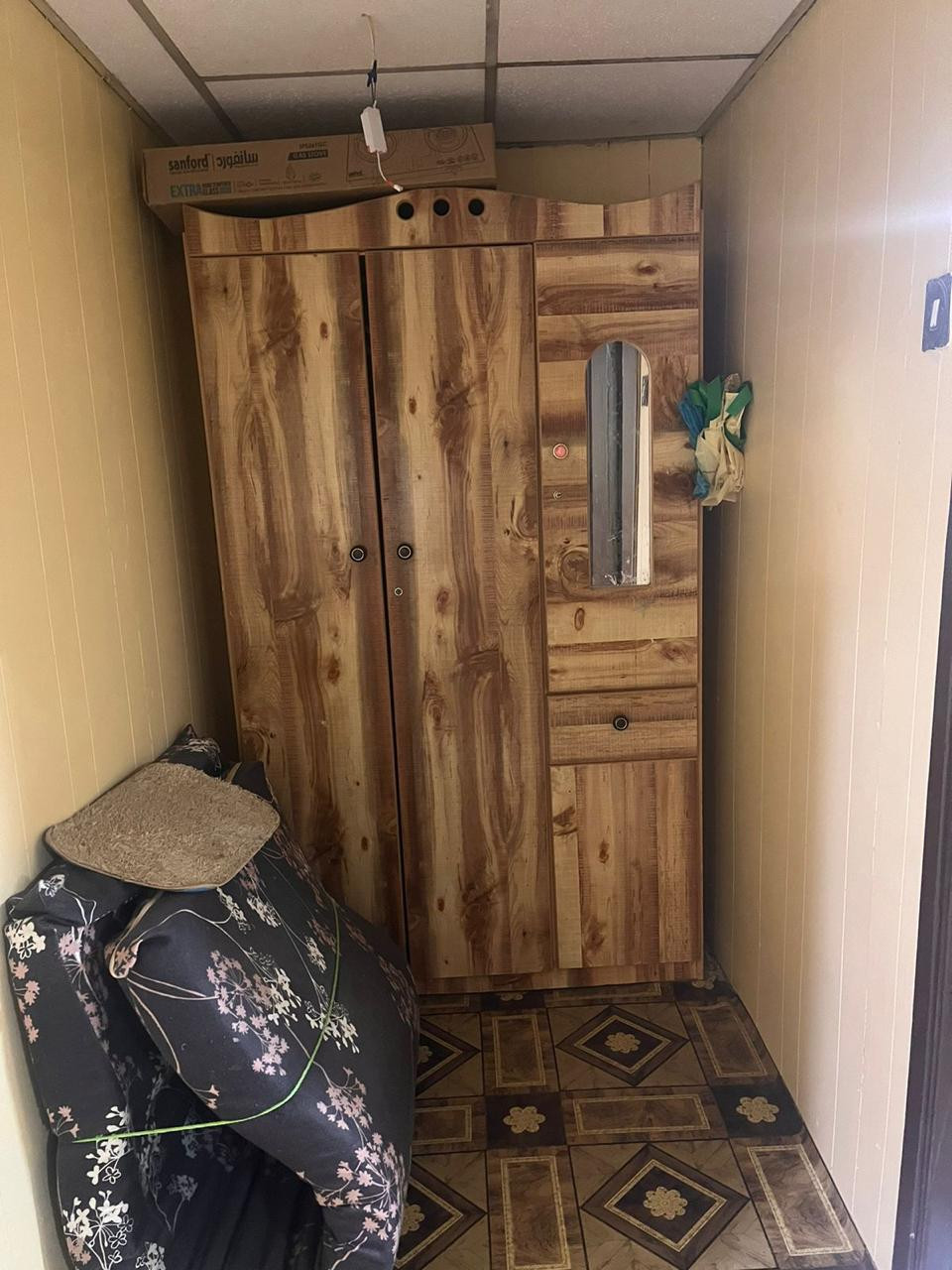 In 2BHK flat one Single room is for rent