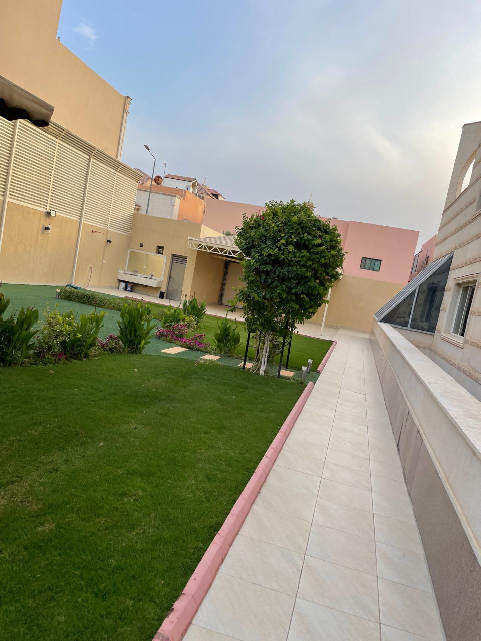 تصميم و تنفيذ لاندسكيب منزلي فاخر في الرياض