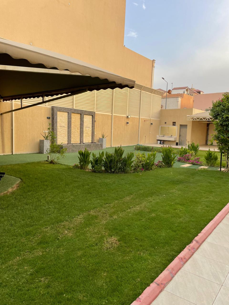 تصميم و تنفيذ لاندسكيب منزلي فاخر في الرياض