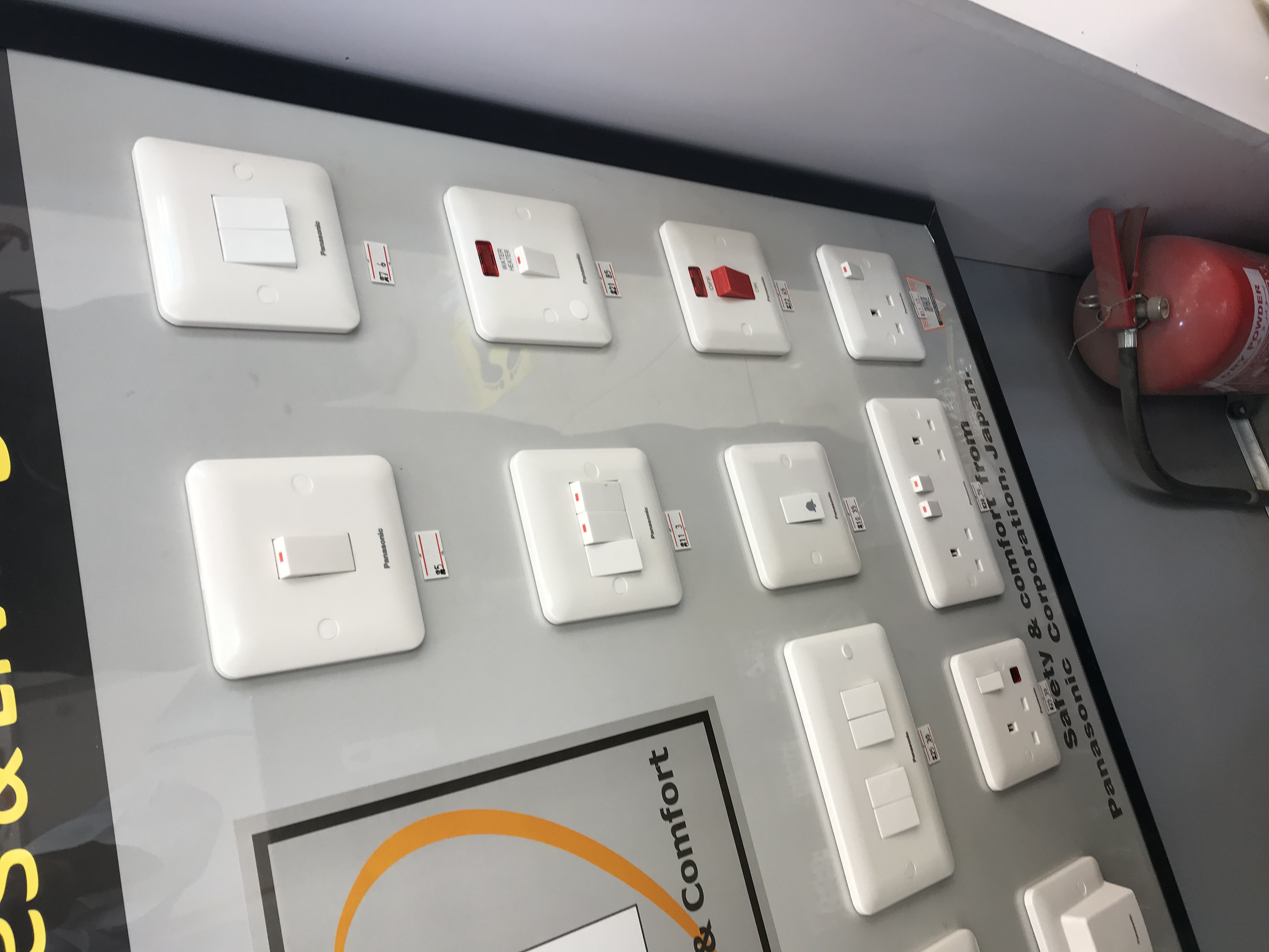 مشرف تشطيبات و تكسيات مواقع فلل و قصور و شقق و فنادق  محترف في الرياض