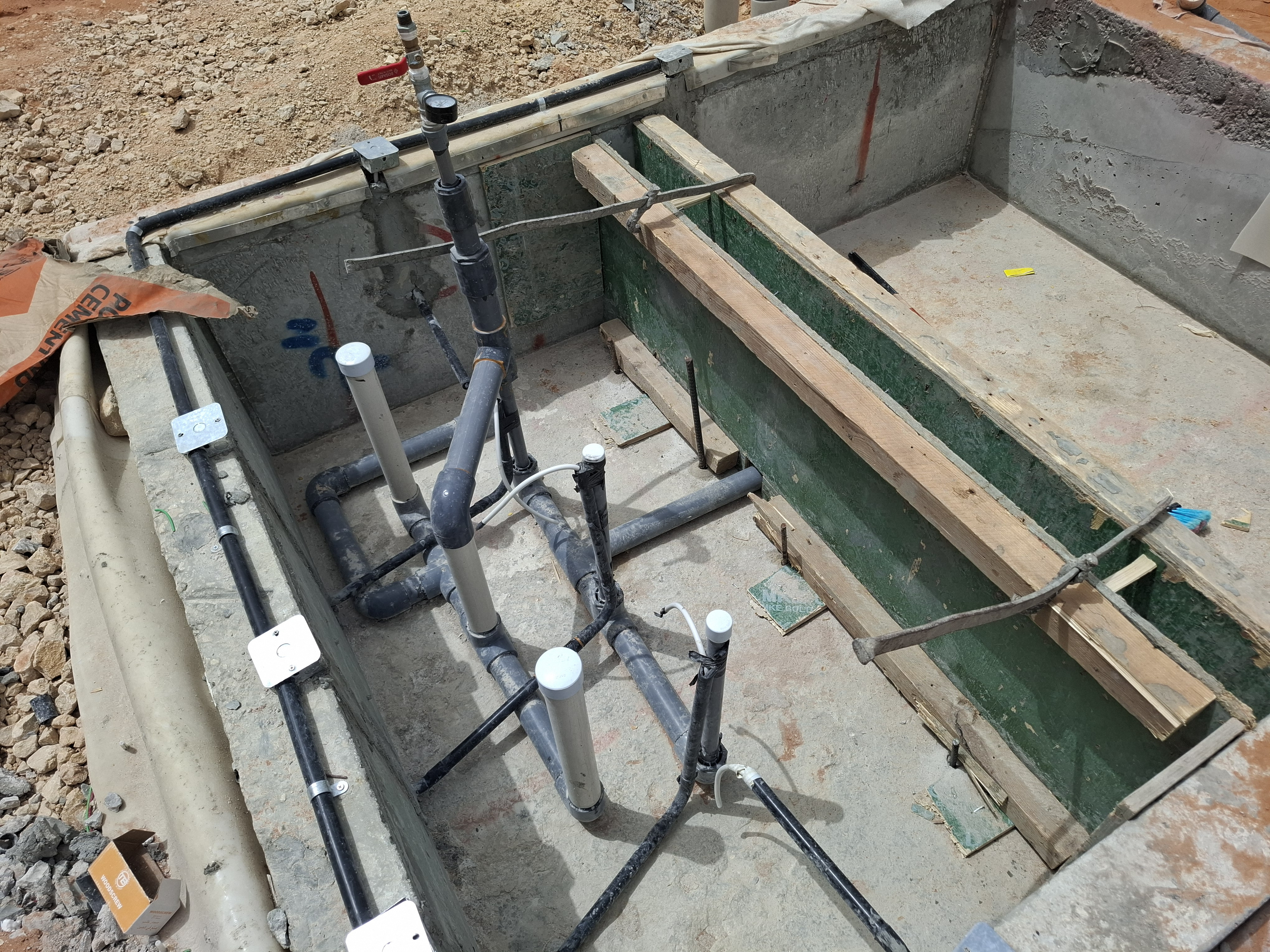 أنظمة الحقن والتعقيم الأوتوماتيكية للمسابح مع كروزا للمسابح بالرياض