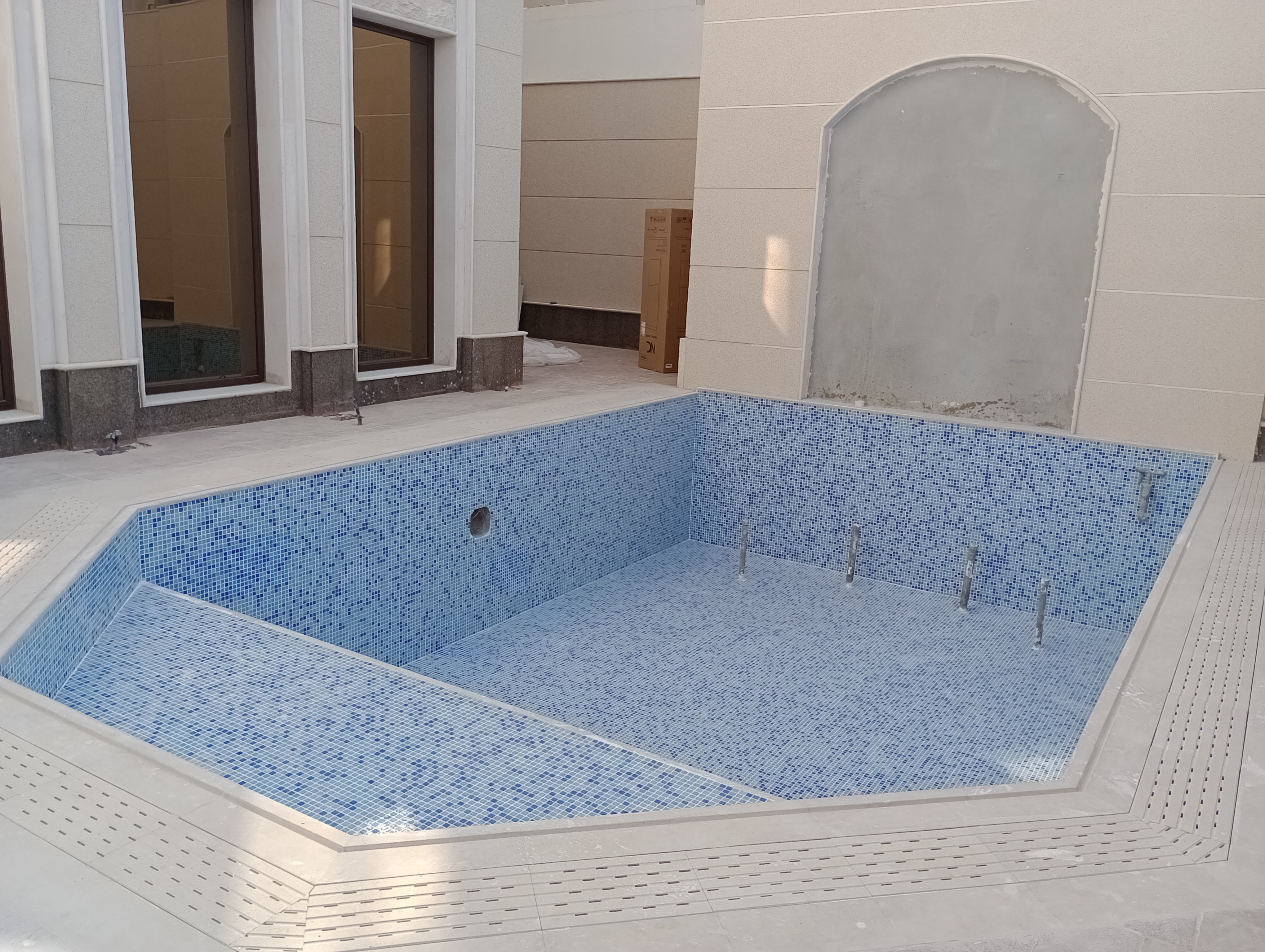 مسابح سكيمر فاخرة من كروزا للمسابح بالرياض: تصميم يجمع بين الفخامة والتقنية الحديثة