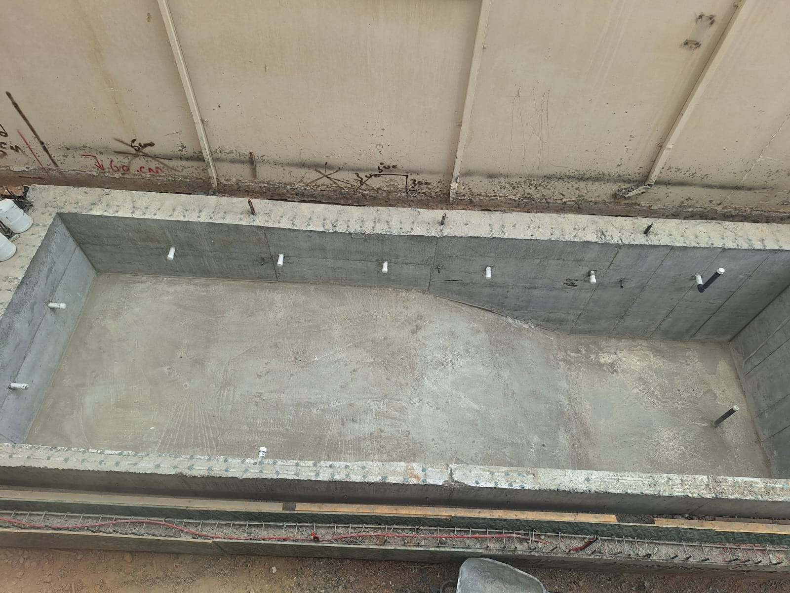 روبوت تنظيف المسابح بالرياض من كروزا للمسابح روبوت مسبح