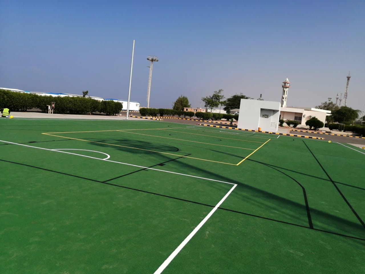 توريد مواد وتركيب ملاعب عشب صناعي وارضيات مطاطيه وملاعب اكريليك بأفضل الأسعار